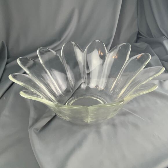 Vintage Clear Glass Petal Edge Serving Bowl Large Floral Shape 9x3.5 - Picture 1 of 5